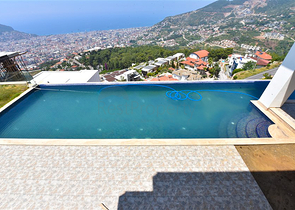 4+2 Villa mit Pool und Blick auf das Mittelmeer