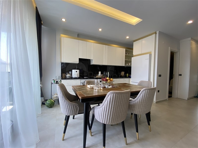 Drei-Zimmer-Penthouse in fußläufiger Entfernung zum Meer mit Designer-Renovierung