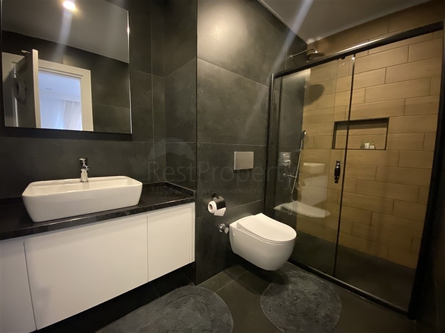 Drei-Zimmer-Penthouse in fußläufiger Entfernung zum Meer mit Designer-Renovierung