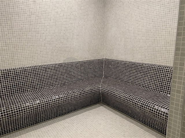 Drei-Zimmer-Penthouse in fußläufiger Entfernung zum Meer mit Designer-Renovierung