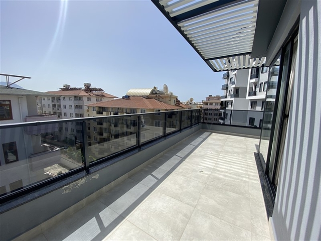 Drei-Zimmer-Penthouse in fußläufiger Entfernung zum Meer mit Designer-Renovierung