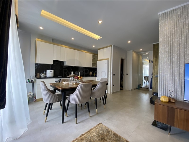 Drei-Zimmer-Penthouse in fußläufiger Entfernung zum Meer mit Designer-Renovierung