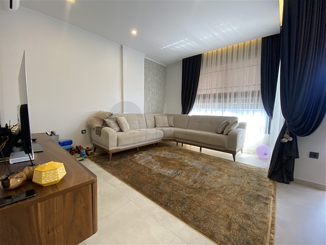 Drei-Zimmer-Penthouse in fußläufiger Entfernung zum Meer mit Designer-Renovierung