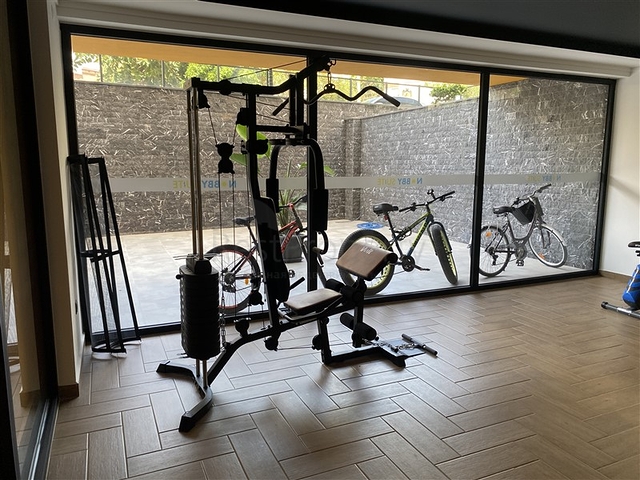 Drei-Zimmer-Penthouse in fußläufiger Entfernung zum Meer mit Designer-Renovierung