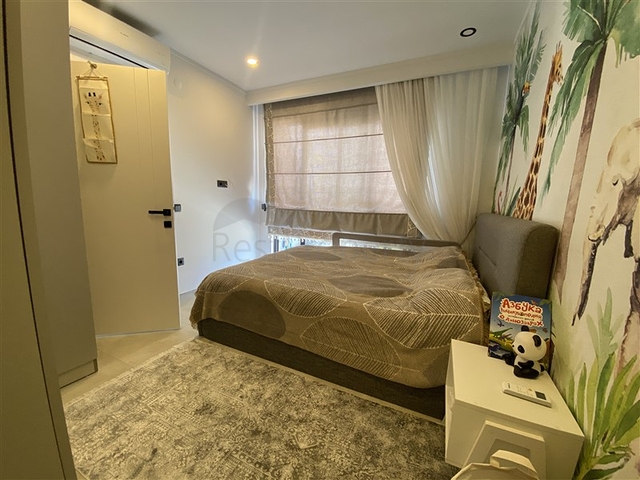 Drei-Zimmer-Penthouse in fußläufiger Entfernung zum Meer mit Designer-Renovierung