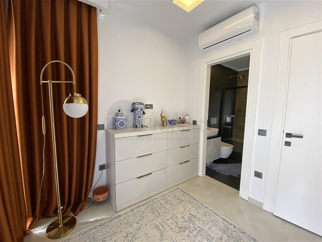 Drei-Zimmer-Penthouse in fußläufiger Entfernung zum Meer mit Designer-Renovierung