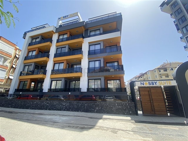 Drei-Zimmer-Penthouse in fußläufiger Entfernung zum Meer mit Designer-Renovierung