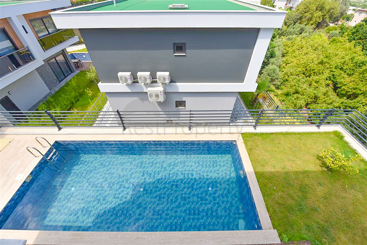 4+1 Villa mit modernem Design in der malerischen Gegend von Kargicak