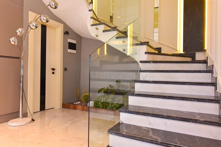 4+1 Villa mit modernem Design in der malerischen Gegend von Kargicak