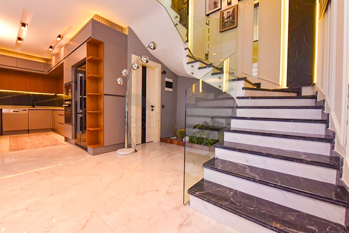 4+1 Villa mit modernem Design in der malerischen Gegend von Kargicak