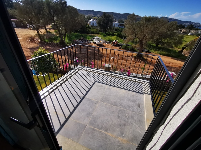 Villen in der malerischen Gegend von Turkbükü, umgeben von dichtem Grün. 