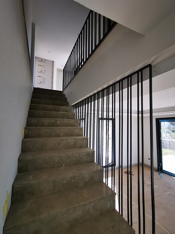 Villen in der malerischen Gegend von Turkbükü, umgeben von dichtem Grün. 