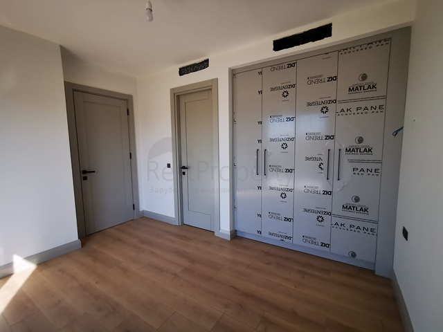 Villen in der malerischen Gegend von Turkbükü, umgeben von dichtem Grün. 