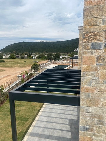 Villen in der malerischen Gegend von Turkbükü, umgeben von dichtem Grün. 