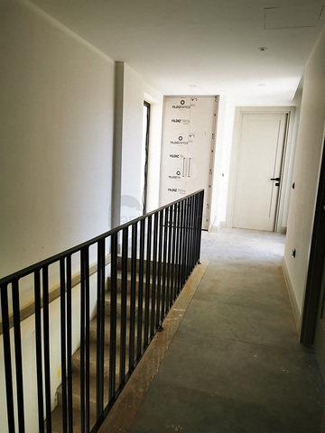 Villen in der malerischen Gegend von Turkbükü, umgeben von dichtem Grün. 