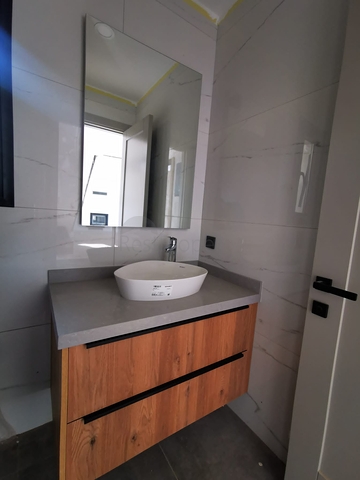 Villen in der malerischen Gegend von Turkbükü, umgeben von dichtem Grün. 