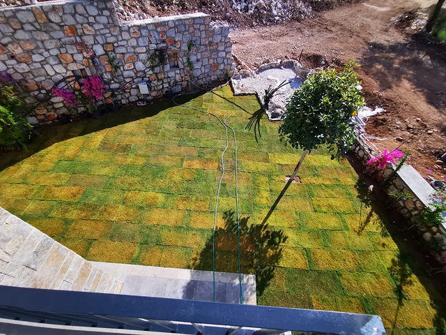 Villen in der malerischen Gegend von Turkbükü, umgeben von dichtem Grün. 