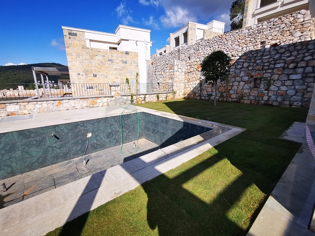 Villen in der malerischen Gegend von Turkbükü, umgeben von dichtem Grün. 