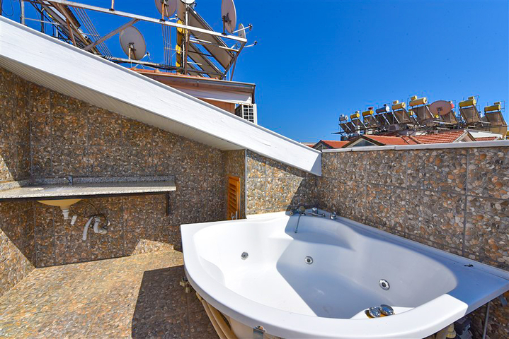 Geräumiges Penthouse vom Eigentümer 3+1 mit separater Küche 200 Meter vom Meer entfernt in der Nähe von Oba