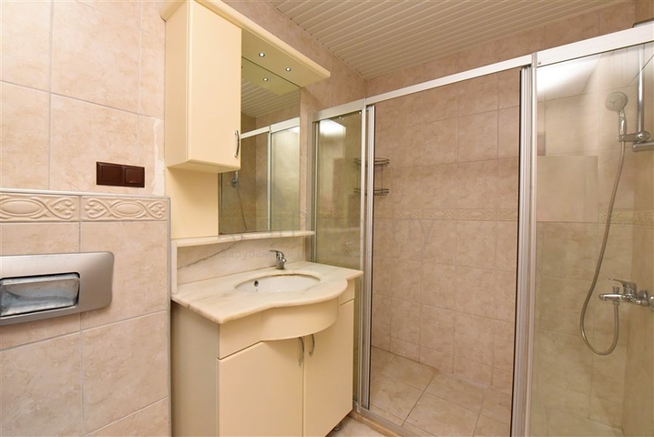 Geräumiges Penthouse vom Eigentümer 3+1 mit separater Küche 200 Meter vom Meer entfernt in der Nähe von Oba