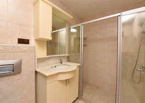 Geräumiges Penthouse vom Eigentümer 3+1 mit separater Küche 200 Meter vom Meer entfernt in der Nähe von Oba