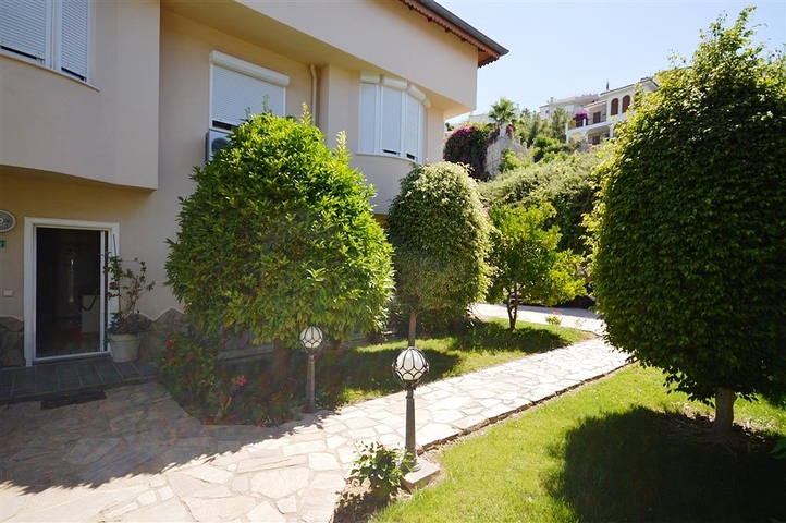 Gemütliche 2+1 Wohnung mit eigenem Gartengrundstück