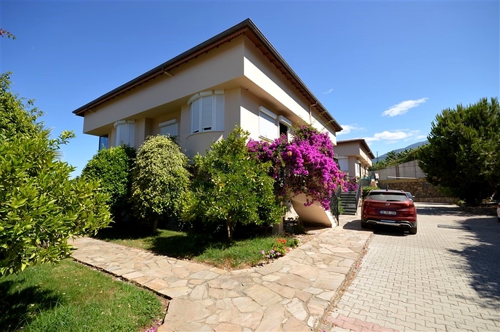 Gemütliche 2+1 Wohnung mit eigenem Gartengrundstück