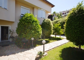 Gemütliche 2+1 Wohnung mit eigenem Gartengrundstück