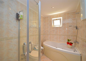 Gemütliche 2+1 Wohnung mit eigenem Gartengrundstück