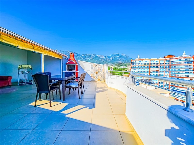 Möbliertes 4+1 Penthouse in einem der Wohnkomplexe von Mahmutlar
