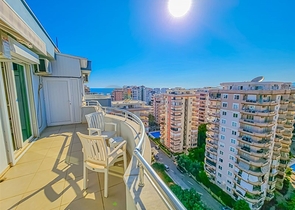 Möbliertes 4+1 Penthouse in einem der Wohnkomplexe von Mahmutlar