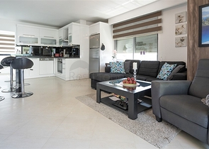 Apartment mit 2+1 Grundriss an der ersten Küste in beide Richtungen