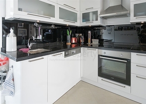 Apartment mit 2+1 Grundriss an der ersten Küste in beide Richtungen