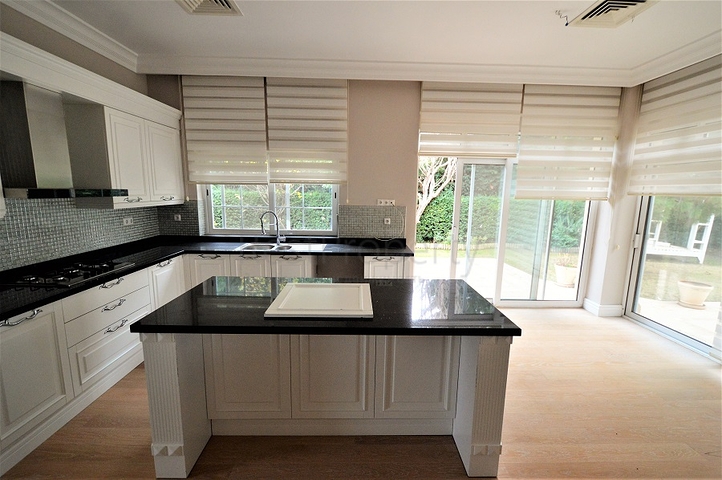 Moderne Villen mit Garten in einer Anlage in Antalya