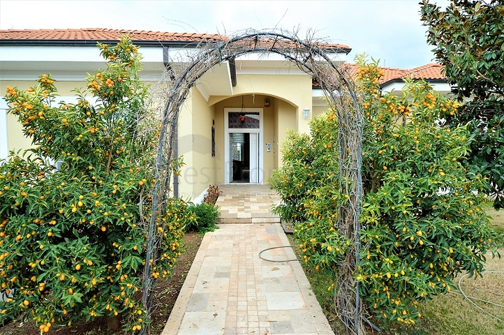 Moderne Villen mit Garten in einer Anlage in Antalya