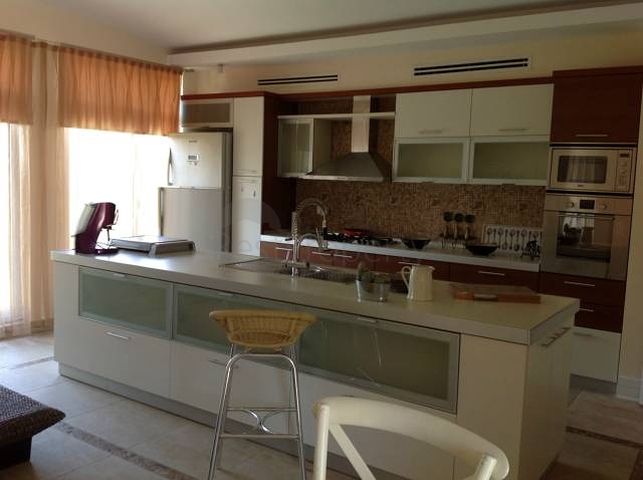 Moderne Villen mit Garten in einer Anlage in Antalya