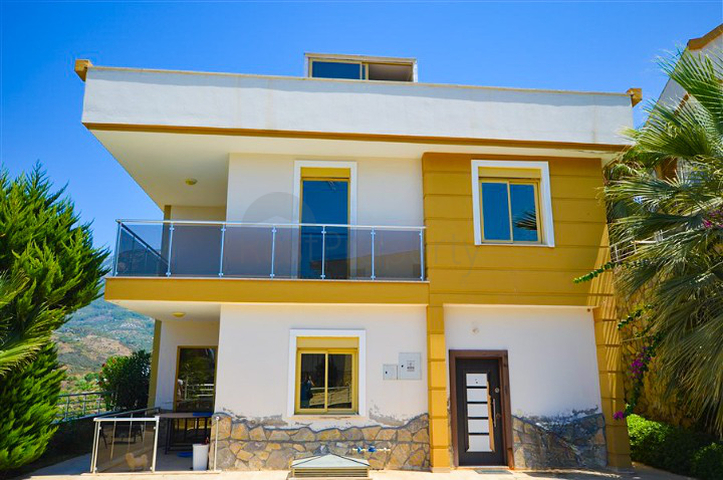 Villa in Sith 4+1 mit kleinem Garten und Meer- und Bergblick in der malerischen Gegend von Kargicak