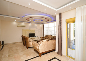 Villa in Sith 4+1 mit kleinem Garten und Meer- und Bergblick in der malerischen Gegend von Kargicak