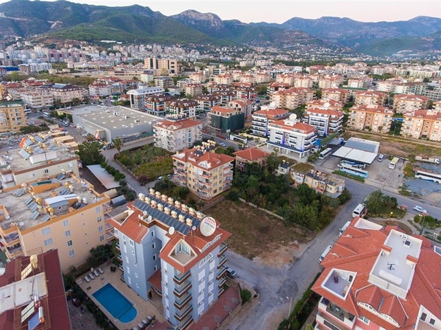 Gemütliches zweistöckiges Penthouse in Gehweite zum Meer mit Blick auf die Berge   