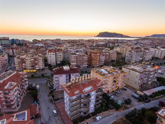 Gemütliches zweistöckiges Penthouse in Gehweite zum Meer mit Blick auf die Berge   