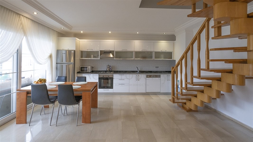 Gemütliches zweistöckiges Penthouse in Gehweite zum Meer mit Blick auf die Berge   