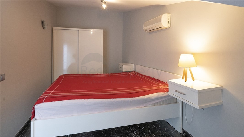 Gemütliches zweistöckiges Penthouse in Gehweite zum Meer mit Blick auf die Berge   