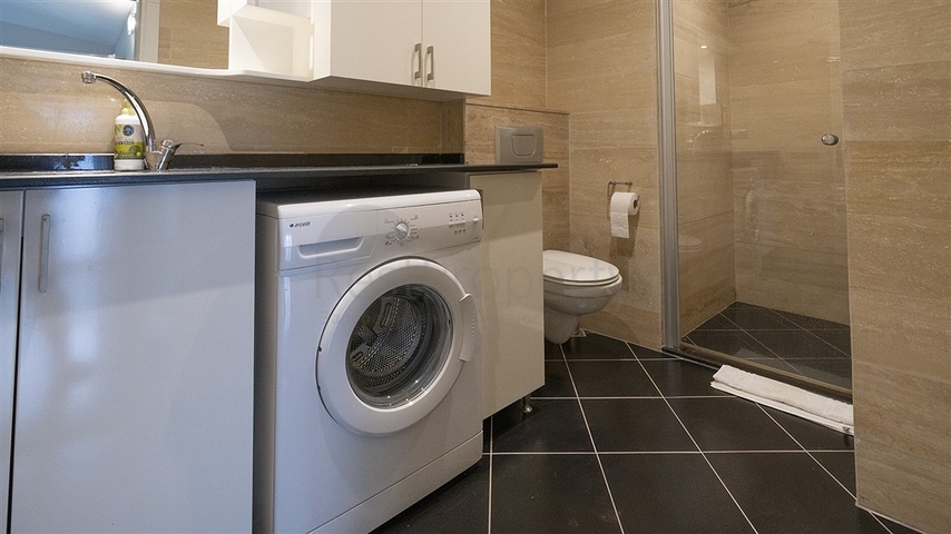 Gemütliches zweistöckiges Penthouse in Gehweite zum Meer mit Blick auf die Berge   