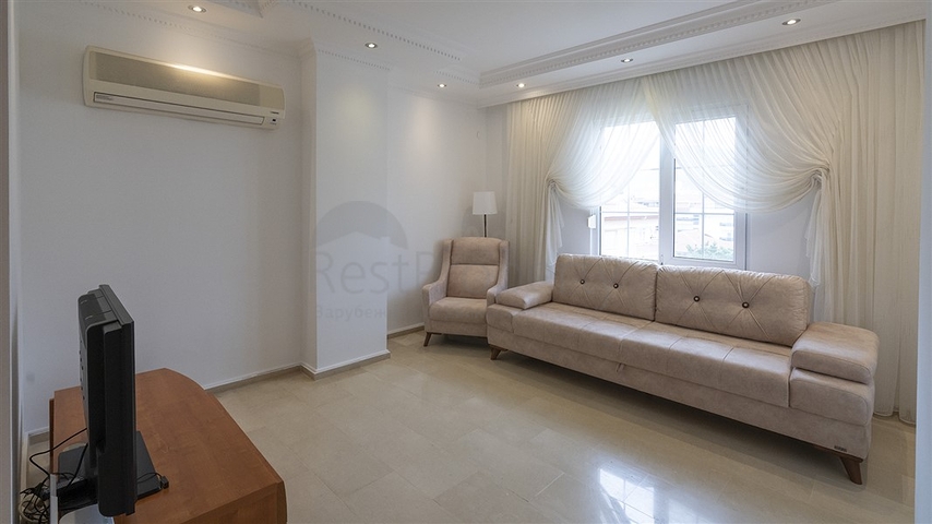 Gemütliches zweistöckiges Penthouse in Gehweite zum Meer mit Blick auf die Berge   