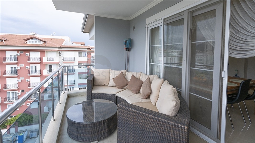 Gemütliches zweistöckiges Penthouse in Gehweite zum Meer mit Blick auf die Berge   