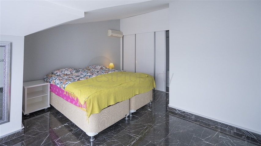 Gemütliches zweistöckiges Penthouse in Gehweite zum Meer mit Blick auf die Berge   