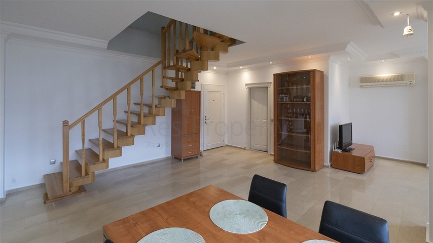 Gemütliches zweistöckiges Penthouse in Gehweite zum Meer mit Blick auf die Berge   