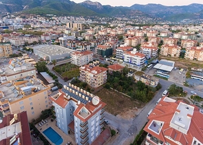 Gemütliches zweistöckiges Penthouse in Gehweite zum Meer mit Blick auf die Berge   