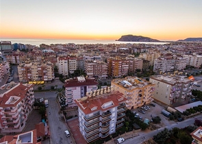 Gemütliches zweistöckiges Penthouse in Gehweite zum Meer mit Blick auf die Berge   