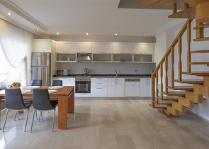 Gemütliches zweistöckiges Penthouse in Gehweite zum Meer mit Blick auf die Berge   